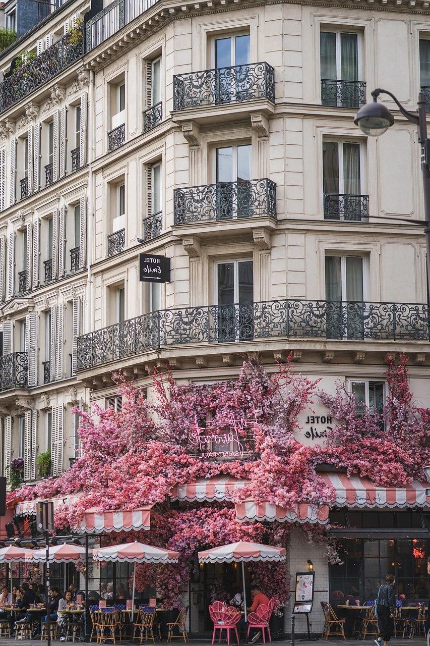Photo du café jewyliy, façade extérieure avec enseigne lumineuse