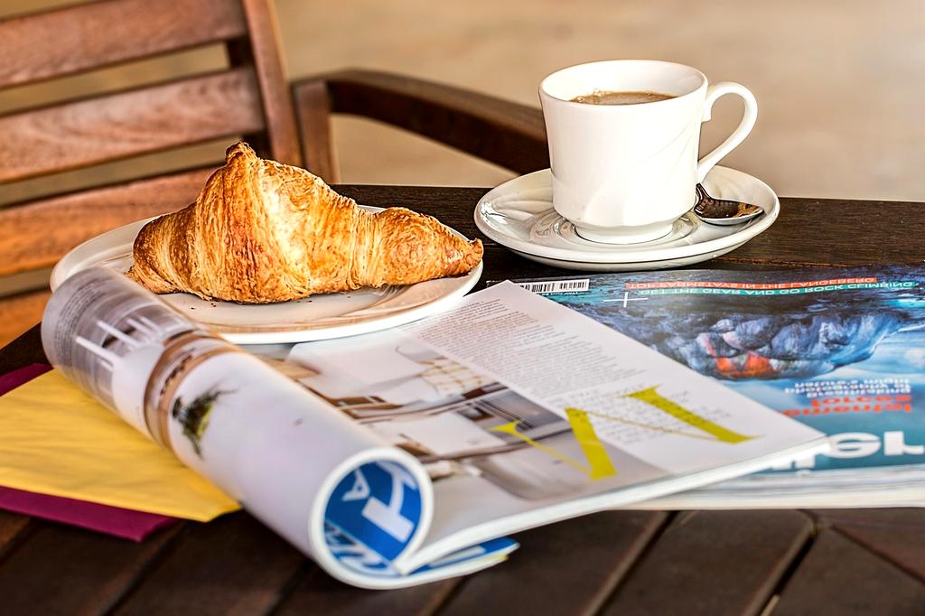 Croissant doré et feuilleté sur une assiette blanche