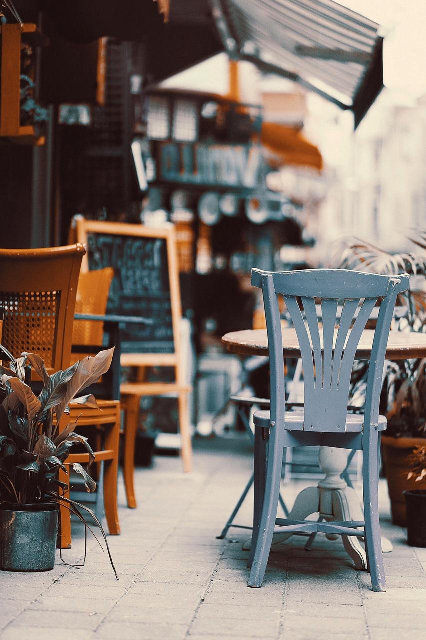 Ambiance intérieure chaleureuse du café jewyliy avec clients dégustant du café