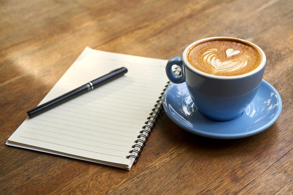 Détails d'un latte art complexe réalisé par un barista professionnel