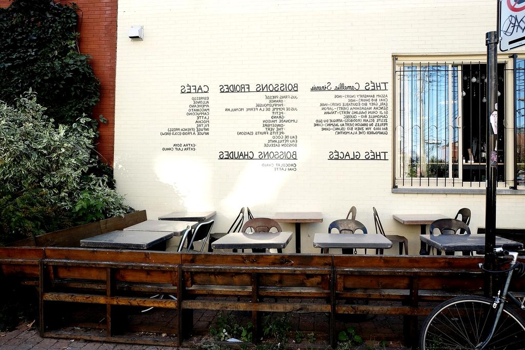 Présentation élégante du menu jewyliy avec café et pâtisserie